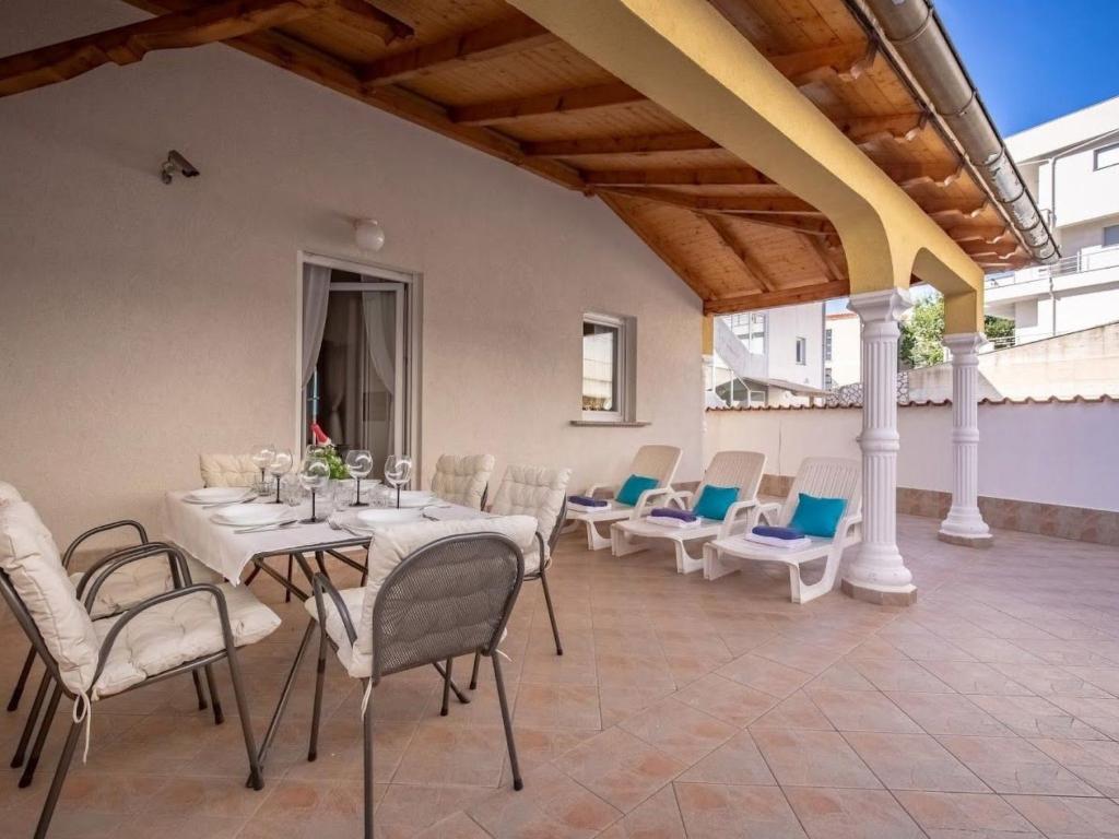Apartment Wohnung mit Terrasse und Meerblick by Interhome