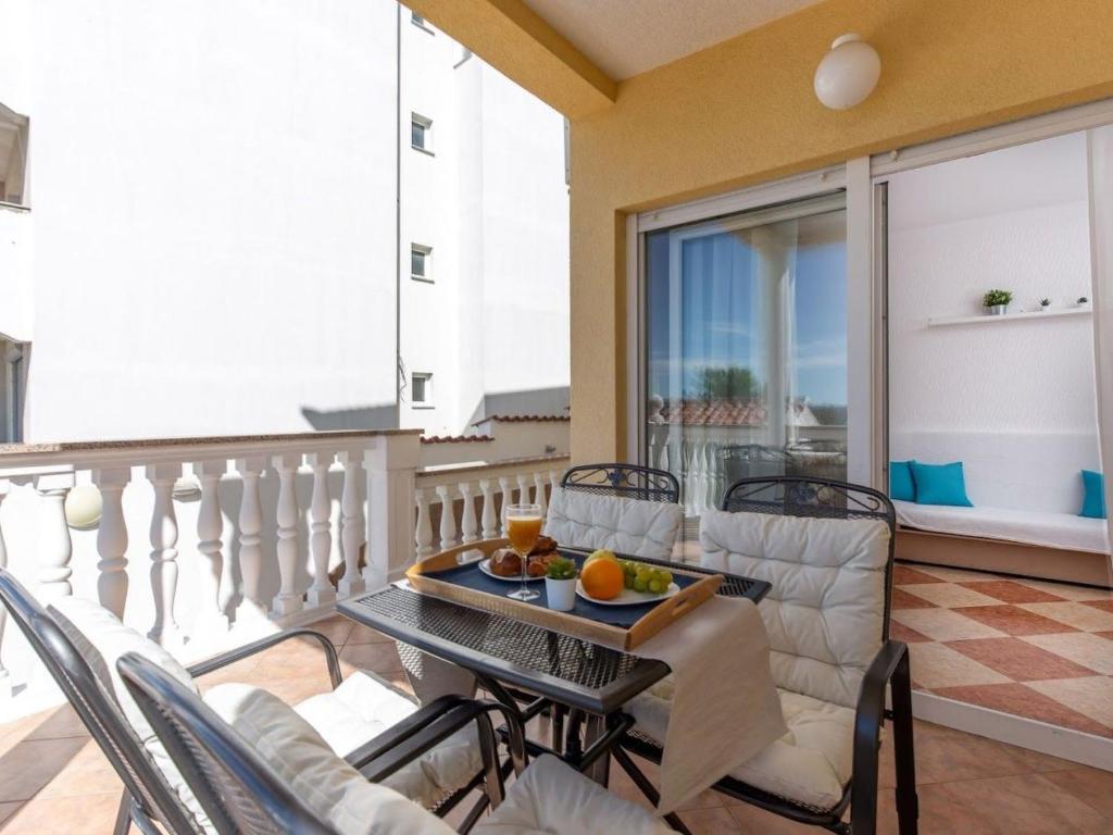 Apartment Wohnung mit Balkon und Meerblick by Interhome