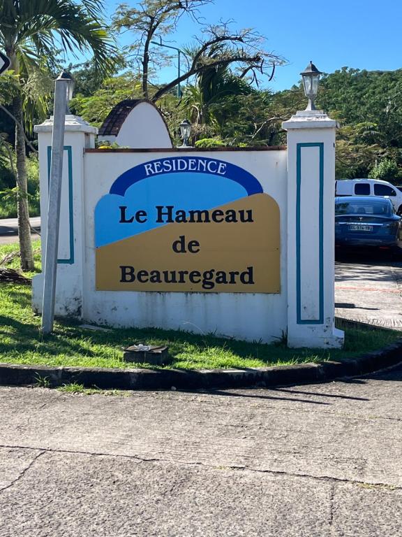 a sign for a residence in a parking lot at Alpinia-Martinique, à 5 minutes de la plage in Sainte-Anne