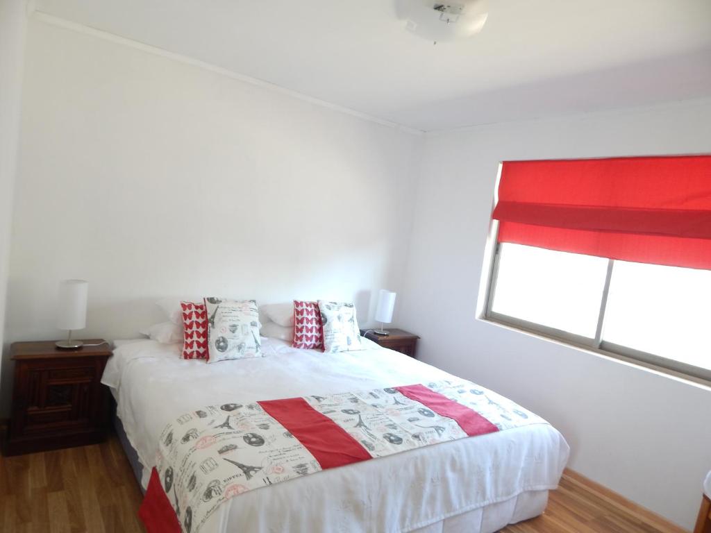 een slaapkamer met een bed en een raam bij Umawtu Bed and Wine in Casablanca