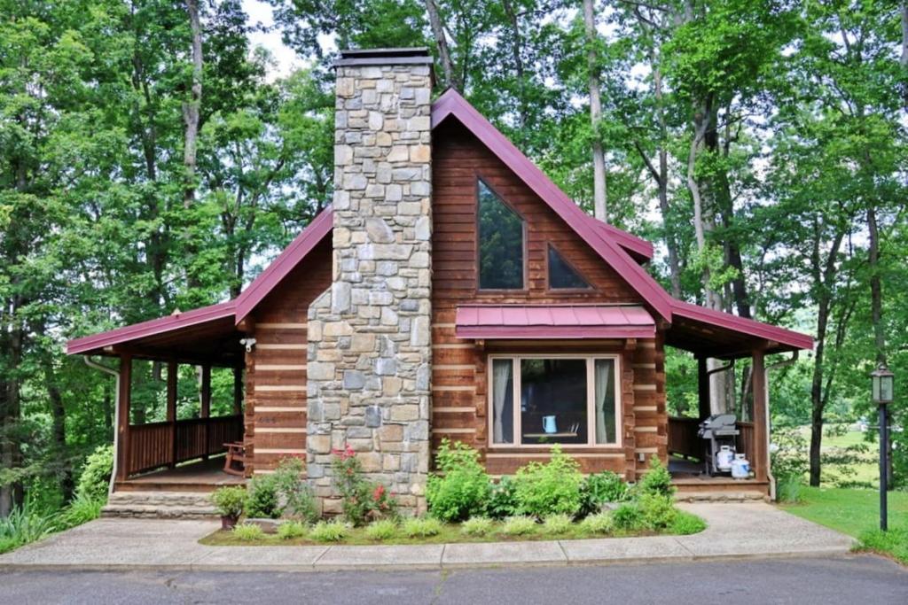 a small log cabin in the woods at The Highland in Cherokee