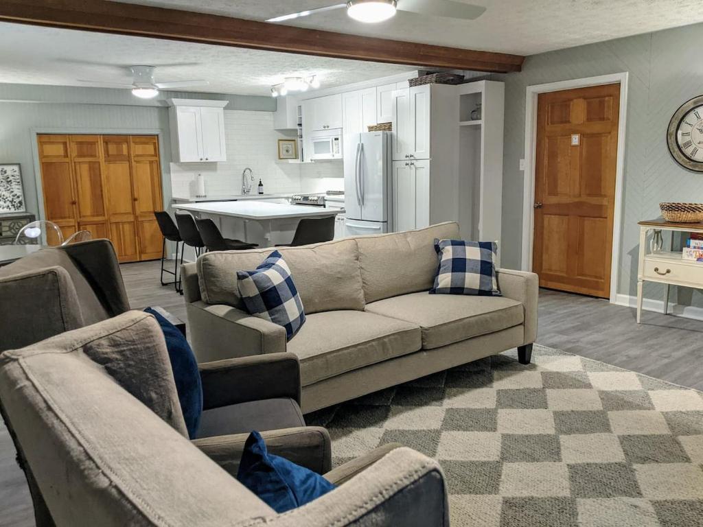 a living room with a couch and a kitchen at Lawrenceville Escape in Lawrenceville
