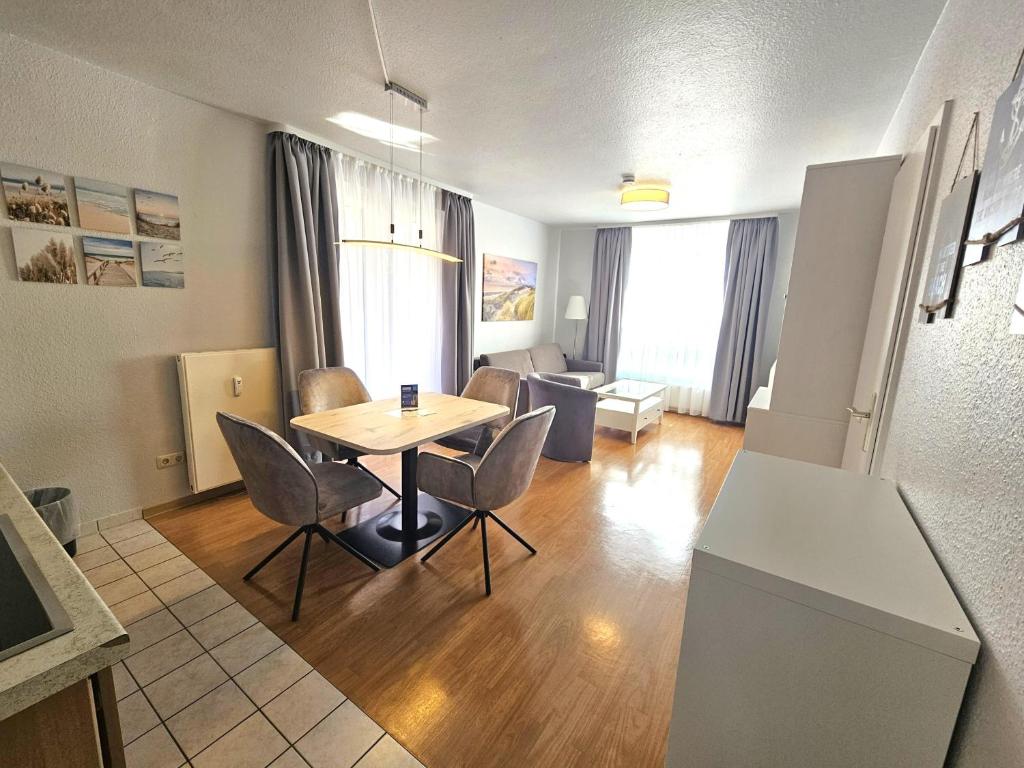 a living room with a table and chairs at Appartementhaus Binzer Sterne 11 in Binz