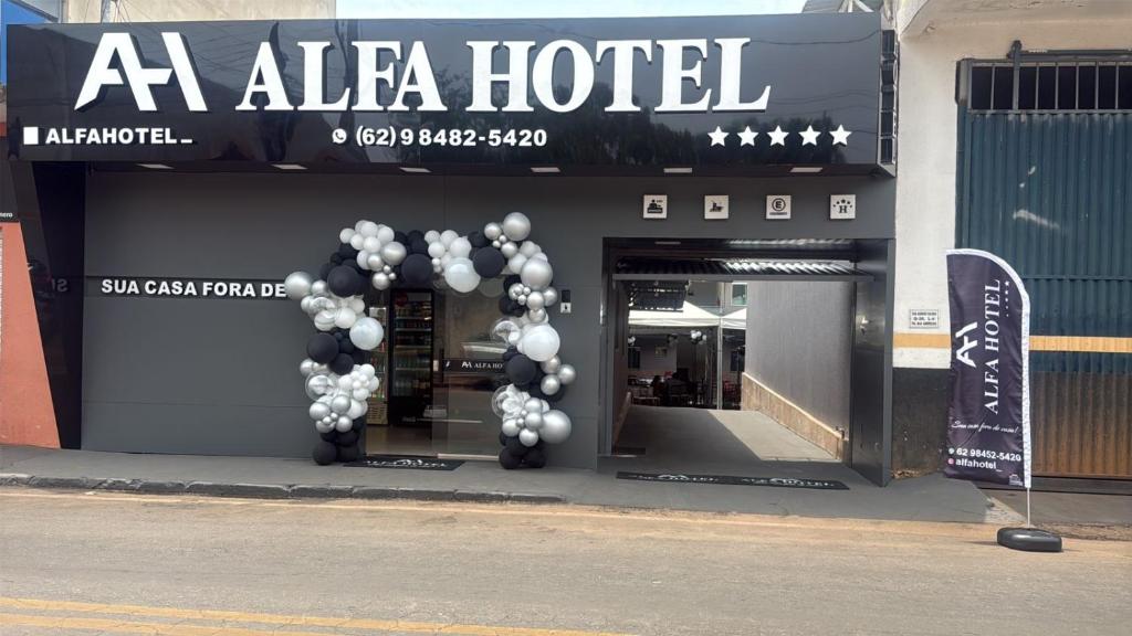 Aala Hotel mit Luftballons vor einem Gebäude in der Unterkunft Alfa Hotel in Nerópolis