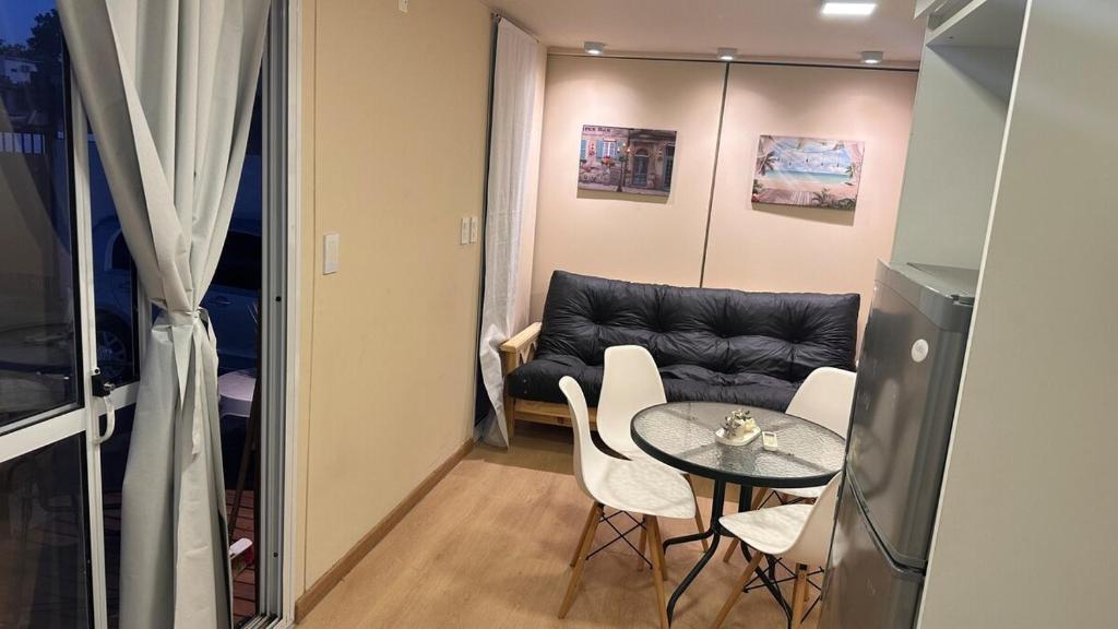 a small living room with a table and a couch at Casa container Hermosa zona in Paraná
