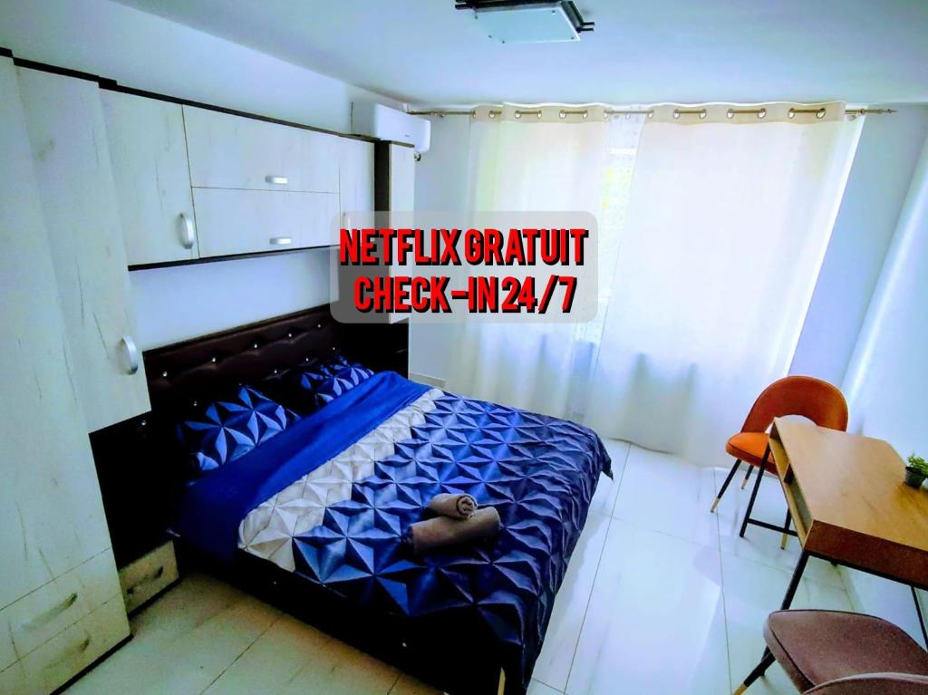 ein Schlafzimmer mit einem Bett, an dem ein Schild hängt in der Unterkunft Relax Studio in Arad