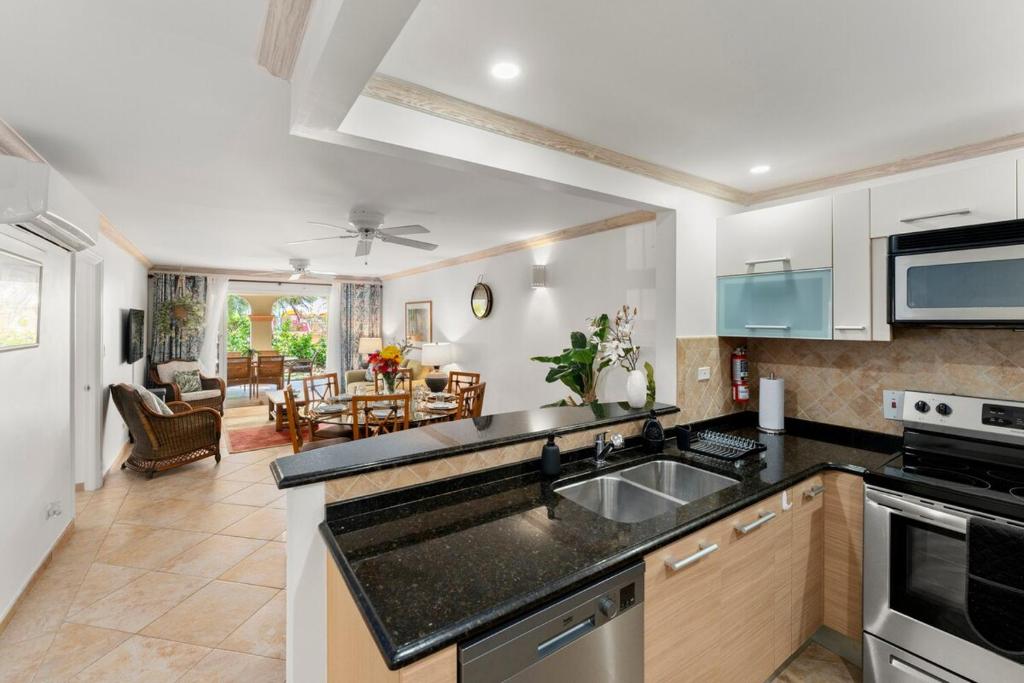 Dapur atau dapur kecil di 101 Terraces Barbados
