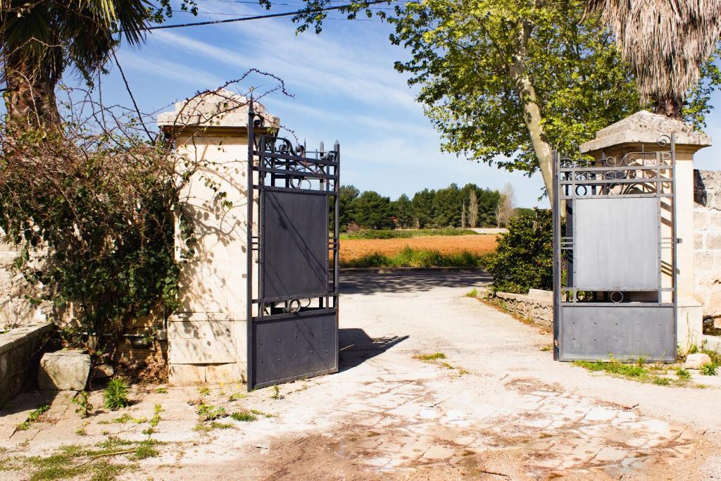 an entrance to a house with an open gate at La Campina de Don Paulu in Galatina