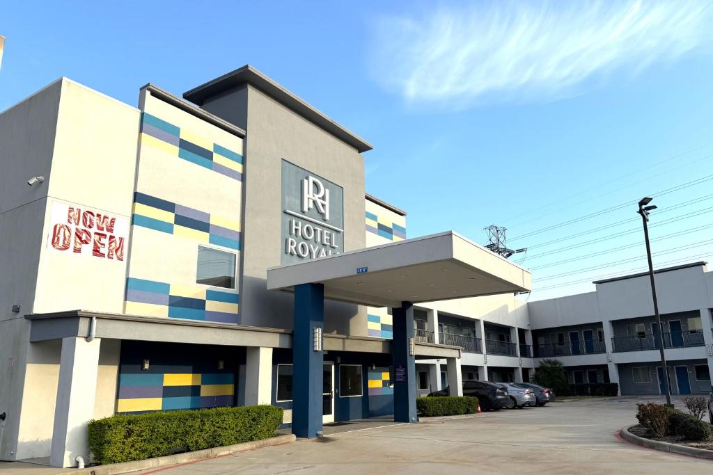un edificio con un parcheggio antistante di Hotel Royale IAH Airport North Houston I-45 a Houston