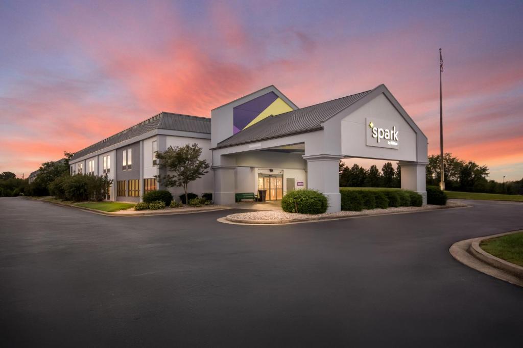 a rendering of the front of a hotel at Spark by Hilton Bardstown in Bardstown