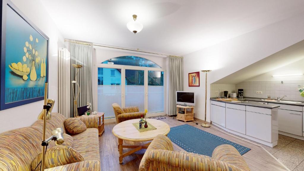 a living room with a couch and a table at strandnahe FeWo mit Schwimmbad im Haus, a cappella 07, Binz in Binz