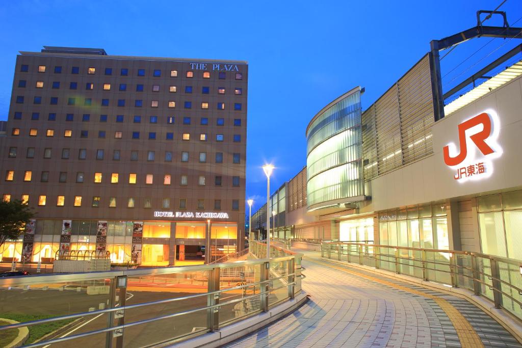 een straat met twee hoge gebouwen en een ziekenhuis bij Hotel Plaza Kachigawa in Kasugai