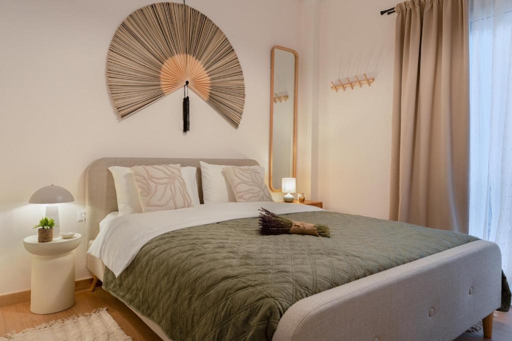 Stylish Modern apartment, 10' from the center!