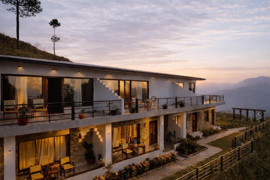 a house on a hill with a view at ilika Resort - A Boutique Stay 30 km from Devprayag in Pauri