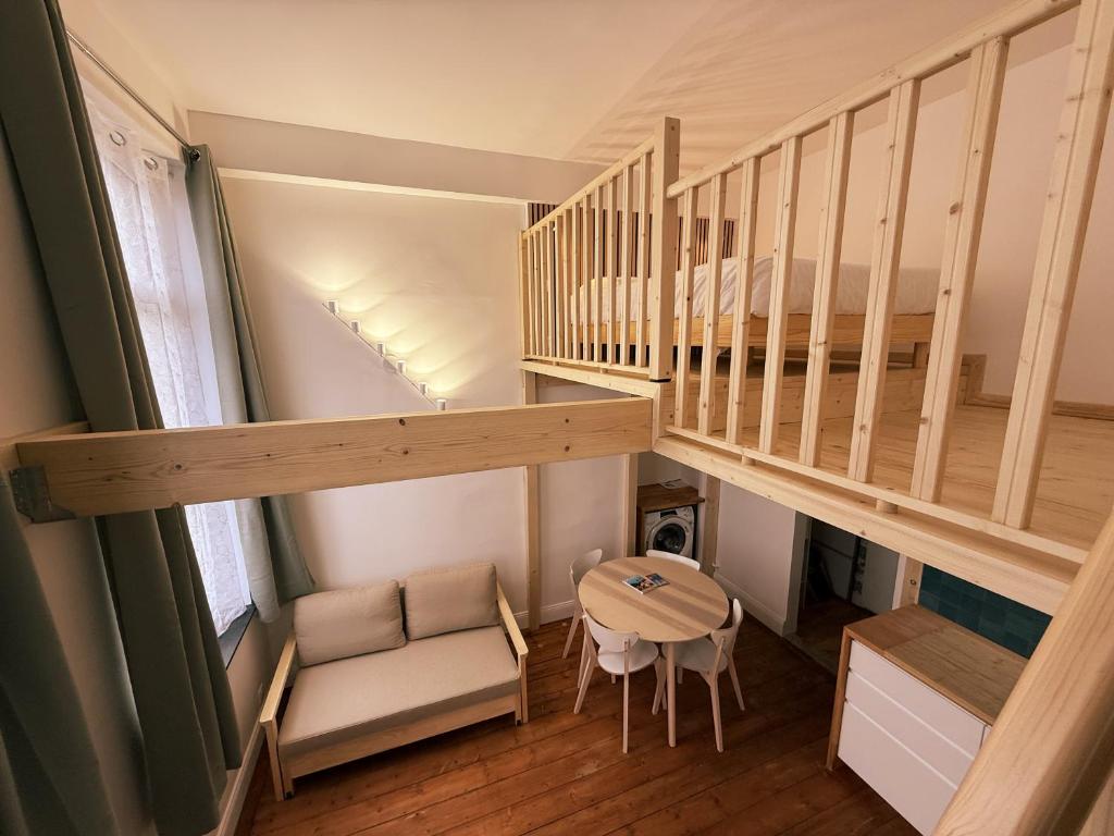 una piccola stanza con una scala e un letto di StudioLille - Beaux-Arts a Lille