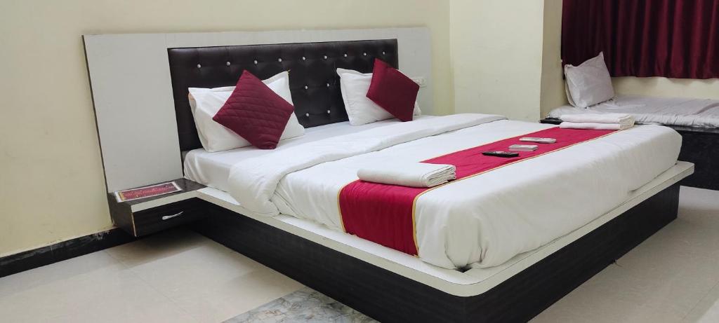 Llit o llits en una habitació de PUSHKAR REGENCY