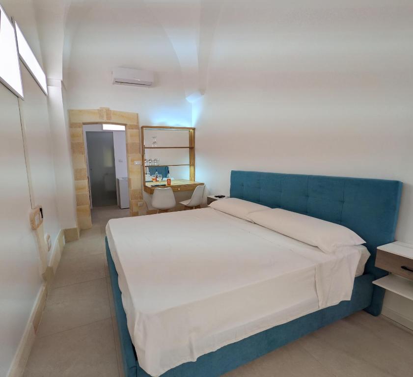 ein Schlafzimmer mit einem weißen Bett und einem blauen Kopfteil in der Unterkunft Casa Lorch in Oria