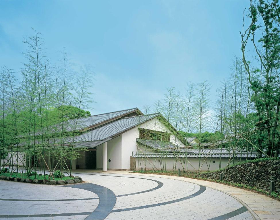 a building with a winding road in front of it at Akazawa Geihinkan in Ito