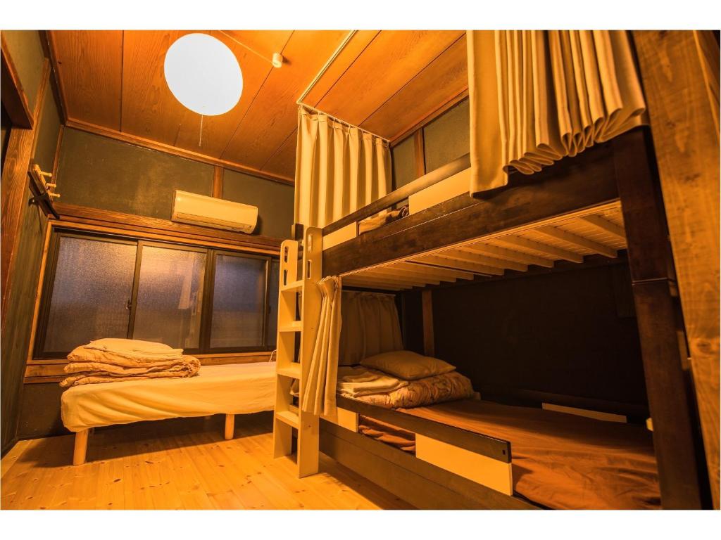 Shibu Onsen Koishiya Ryokan - Bed In Een Mannelijke Slaapzaal In Japanse Stijl