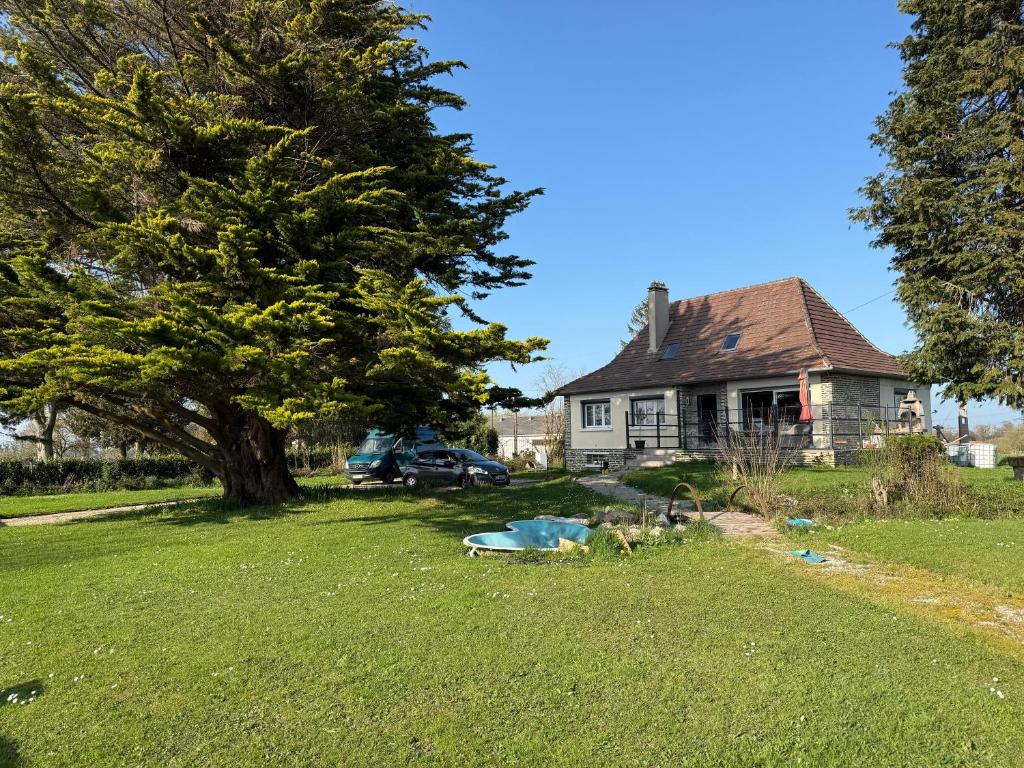 una casa con un albero nel cortile di Maison de rêve 