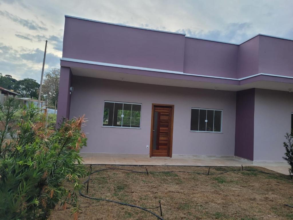 a small house with a purple roof at Recanto das Violetas in Extrema