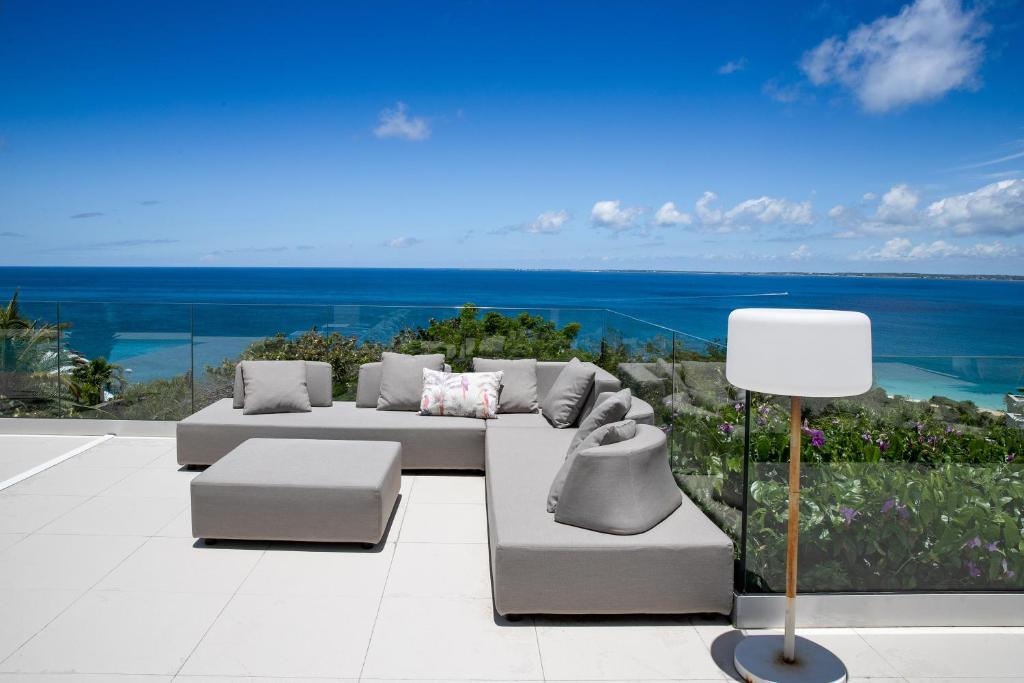 Gated luxury villa with exceptional ocean view