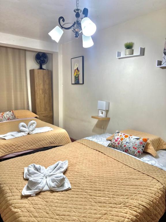 two beds with bows on them in a room at Galicia Lodgement in Lima