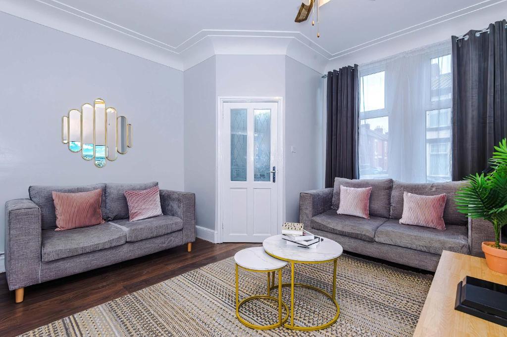 a living room with two couches and a table at Monthly & Weekly Offers , Pool Table , PS4 , Liverpool , 3 Bed House , Ideal For Contractors , Relocation & Family Stays in Litherland