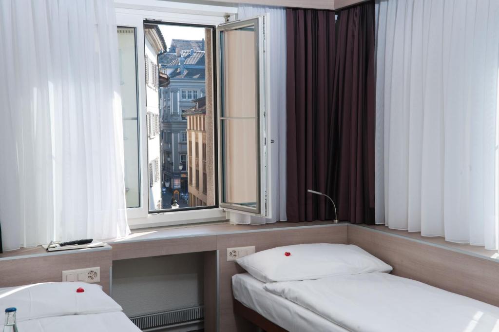 Postel nebo postele na pokoji v ubytování Hotel Alexander Zurich Old Town