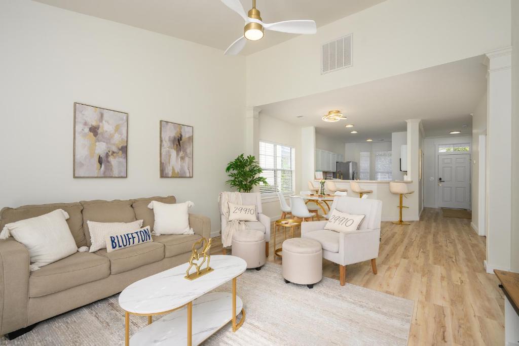 a living room with a couch and a table at Casa Del Café in Bluffton