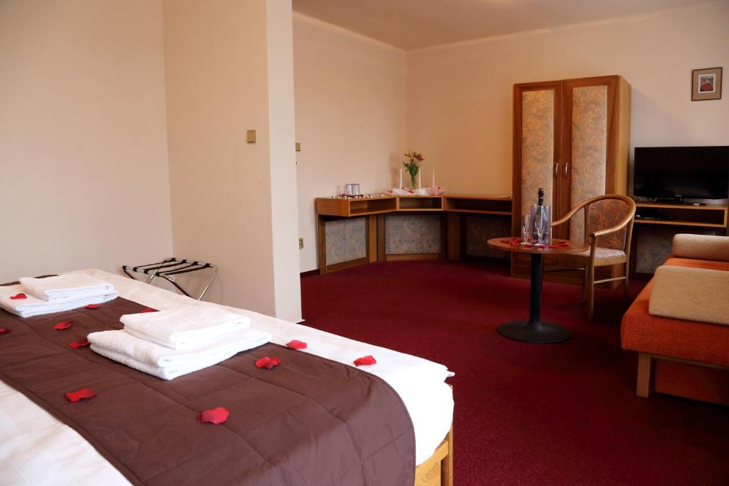 Postel nebo postele na pokoji v ubytování Resort Hotel Zvíkov