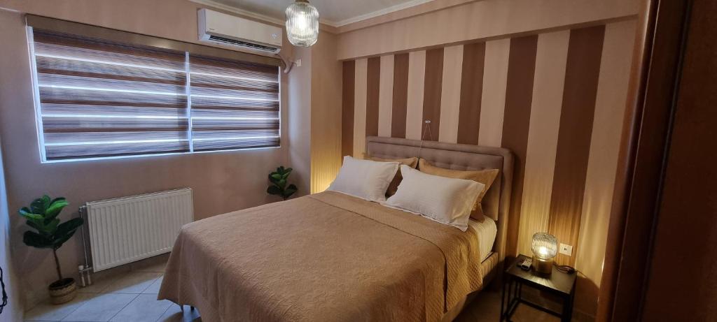 una piccola camera da letto con un letto e una finestra di Dramas17 - PS5 a Pireo