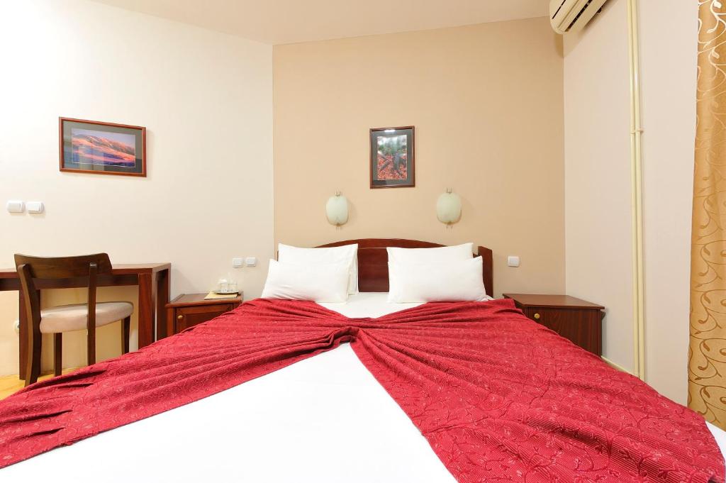 Posteľ alebo postele v izbe v ubytovaní Hotel Dragović Smederevo