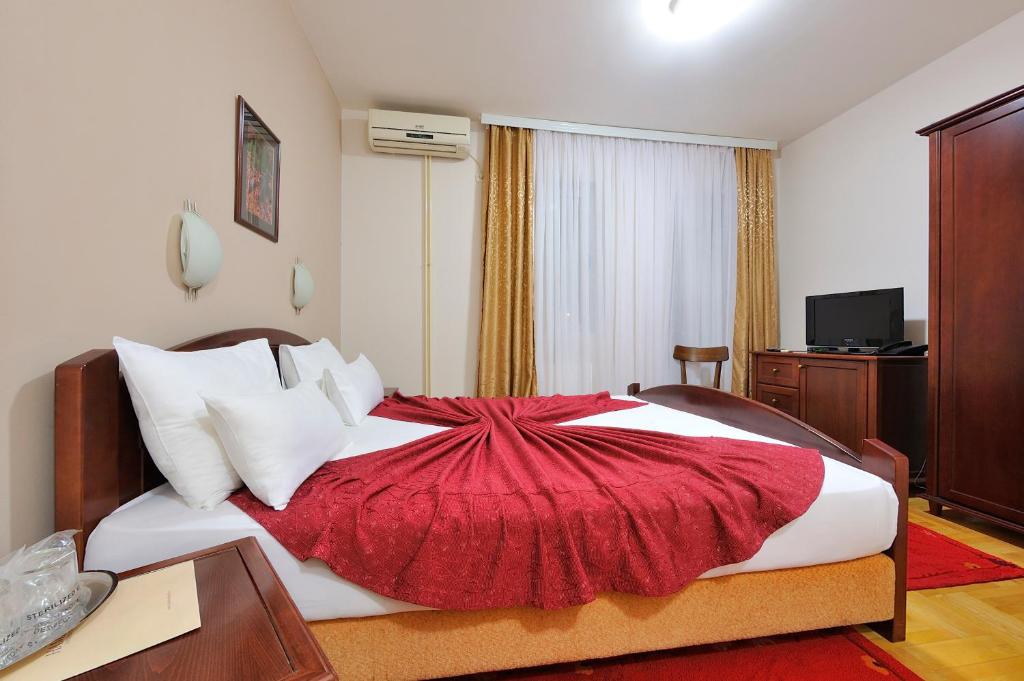 Posteľ alebo postele v izbe v ubytovaní Hotel Dragović Smederevo