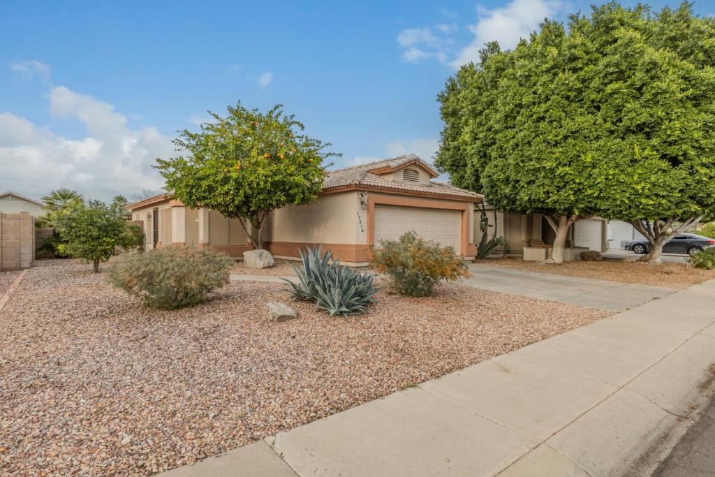 Gallery image of West Valley Pool Side Oasis in Surprise