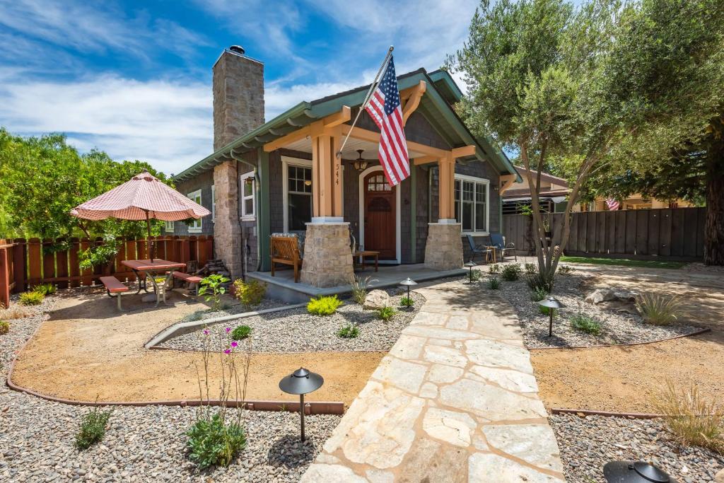 a house with an american flag in the yard at Crafty Oak House in Paso Robles