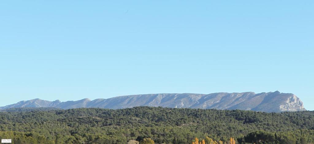 ヴネルにあるLa Bastide de Venellesの遠方の山