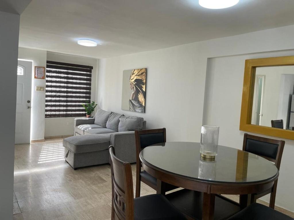 a living room with a table and a couch at Casa 3 super centrica ubicada al norte in Hermosillo