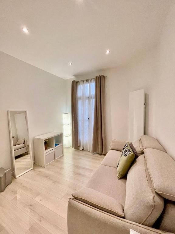een woonkamer met een bank en een spiegel bij Super Monaco in Monte Carlo