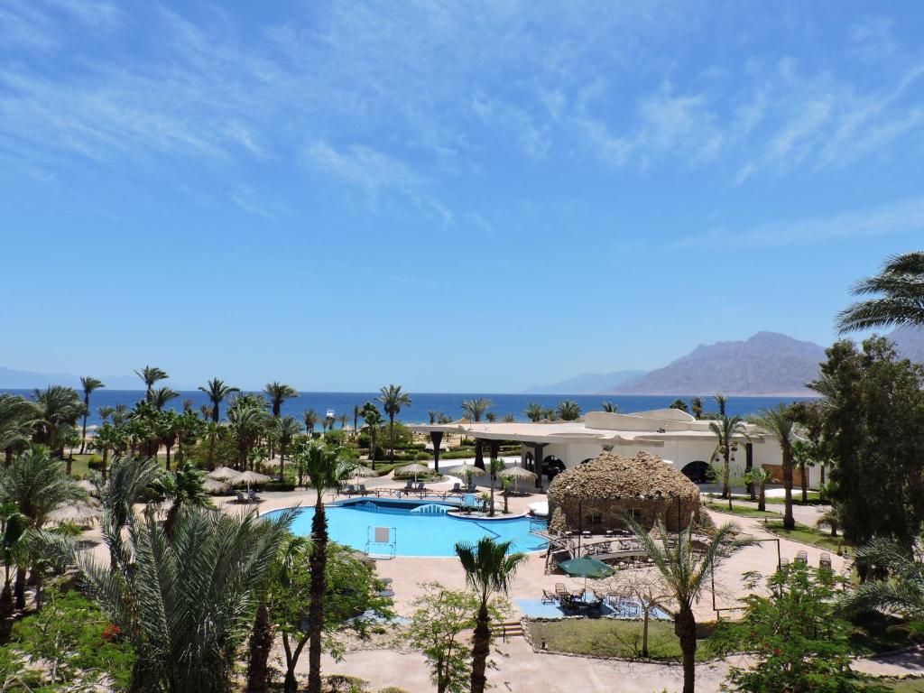 une vue sur la piscine d'un complexe hôtelier dans l'établissement TIME Coral Nuweiba Resort, à Nuweiba