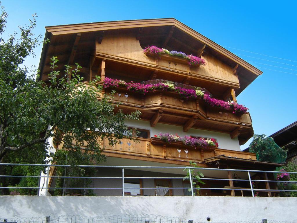 um edifício com caixas de flores ao lado em Ferienwohnung Heachmoos em Oberau