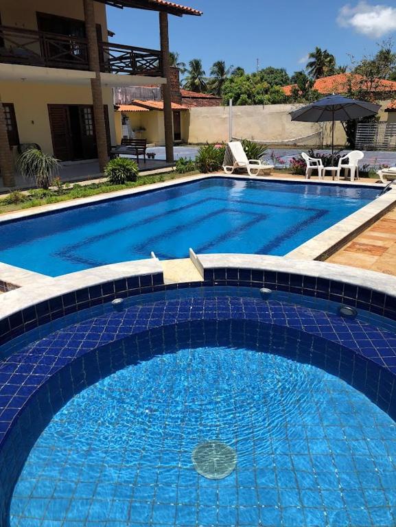 a large swimming pool with a blue tiled floor at Espaço Ybirá in Marechal Deodoro