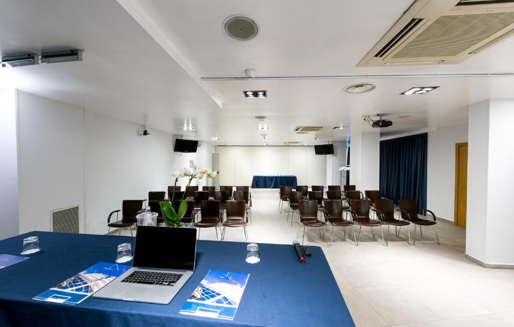Majoituspaikan Sea Lion Hotel työ- tai konferenssitilat