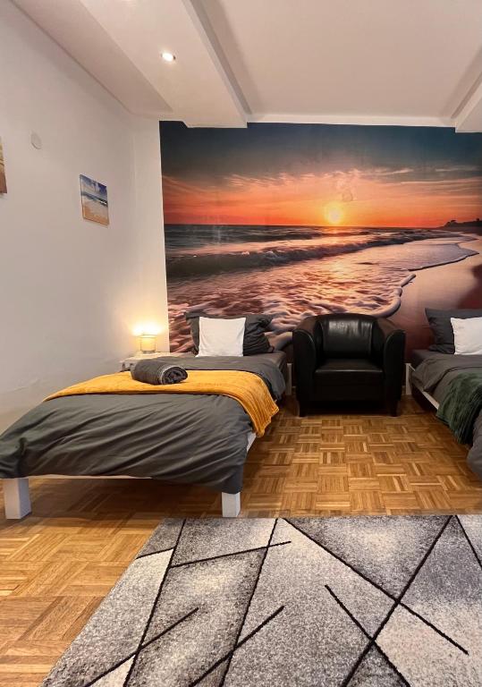 two beds in a room with a painting on the wall at Grosses Apartment Aschaffenburg 4 Schlafzimmer für bis zu 11 Gäste AschaffApartment Mainaschaff in Mainaschaff