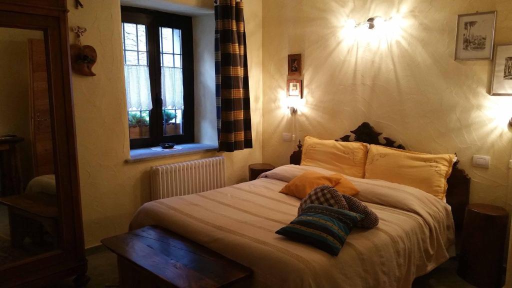 A bed or beds in a room at Maison Du-Noyer Chambres et Tables d'Hotes