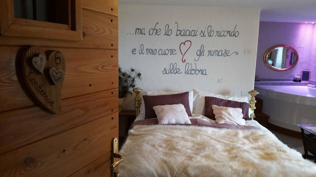 A bed or beds in a room at Maison Du-Noyer Chambres et Tables d'Hotes