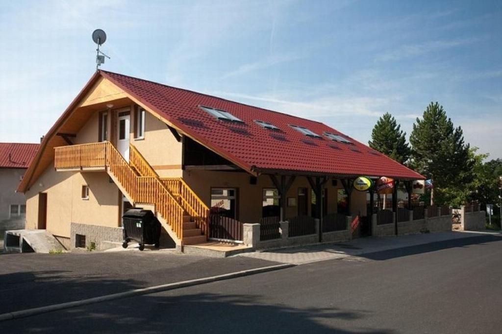ein Gebäude mit rotem Dach auf einer Straße in der Unterkunft Penzion U Zvonku in Litvínov