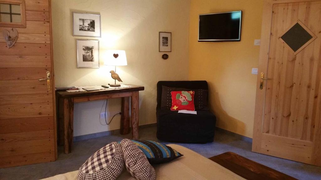 A television and/or entertainment centre at Maison Du-Noyer Chambres et Tables d'Hotes