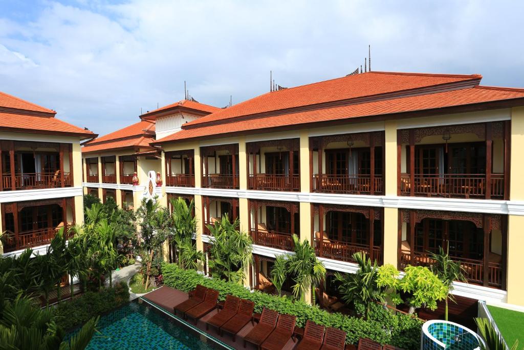 uma vista aérea de um resort com uma piscina em Viangluang Resort em Chiang Mai
