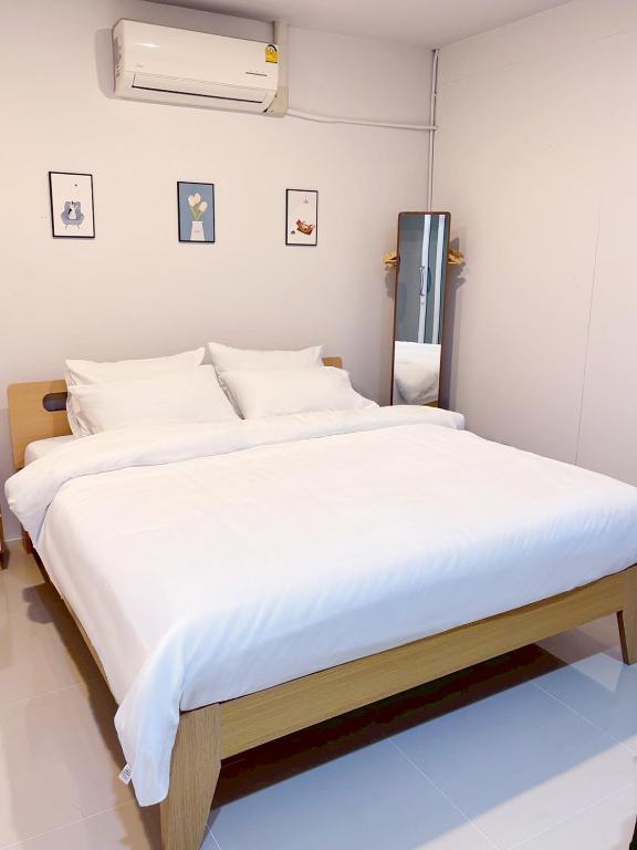a large bed in a room with white sheets at Stay Together 3BR walkable to Nimman 6 Guests in Chiang Mai